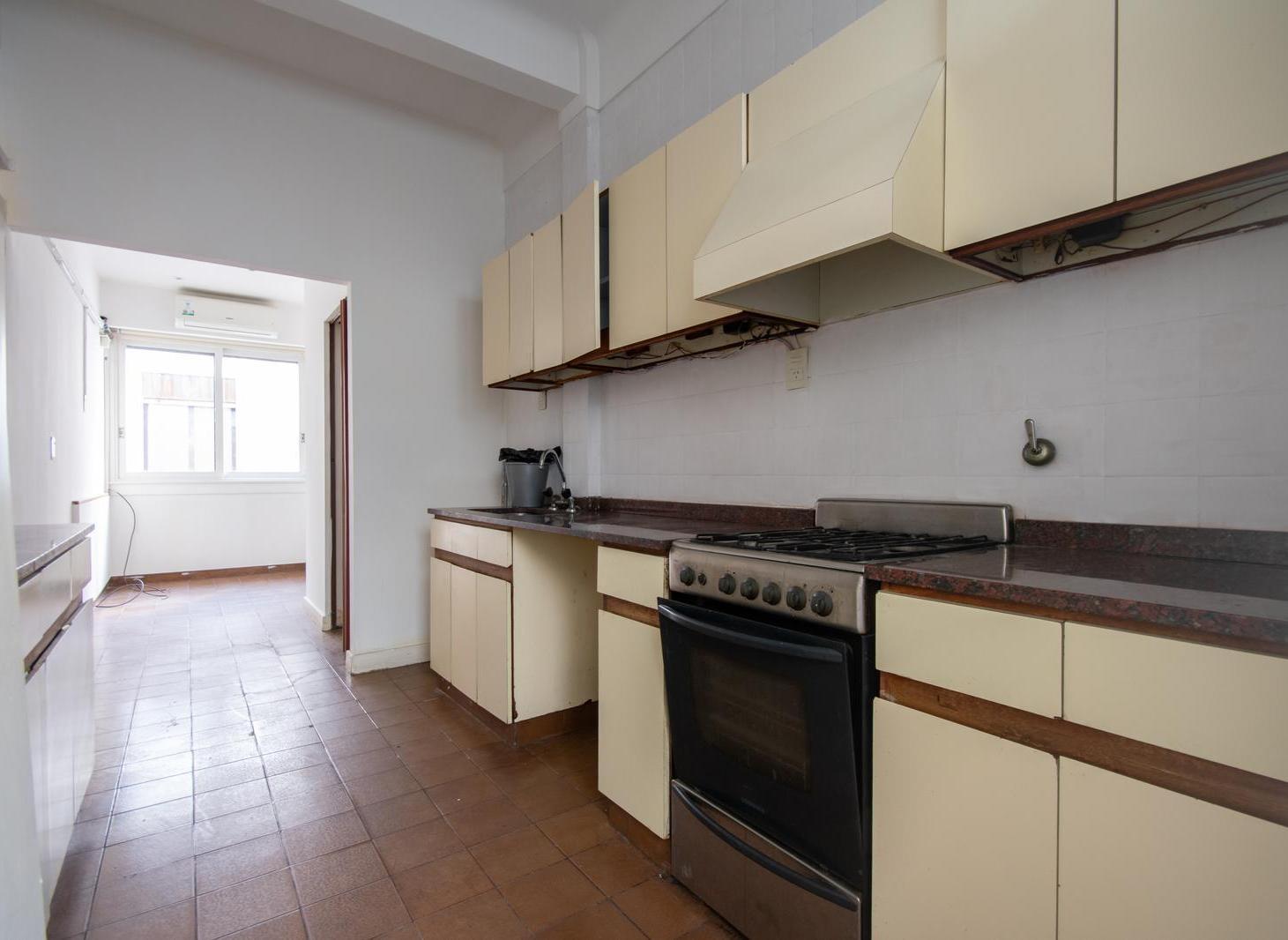 Foto de VENTA 3 privados, dependencias y balcon - Apto Viv/Prof - A RECICLAR, imagen 2