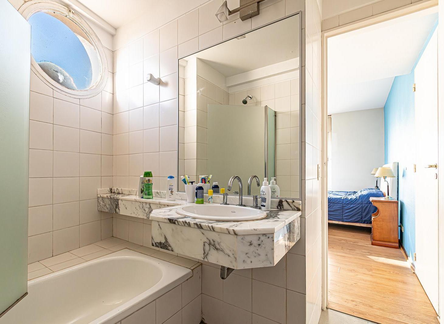 Foto de PISO ALTO RECOLETA - VISTA ABIERTA - DOS DORMITORIOS Y DOS BAÑOS, imagen 4