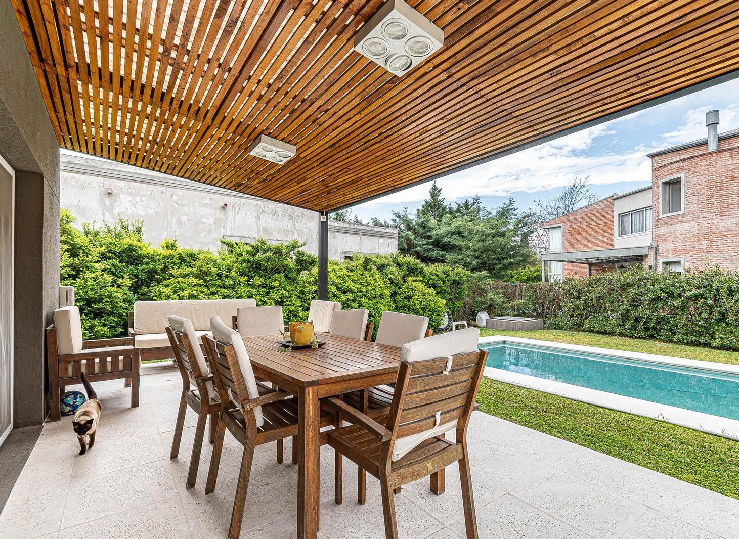 Foto de CASA 3 DORMITORIOS y DEPENDENCIAS BARRIO CERRADO EL LUCERO - PILETA, imagen 2