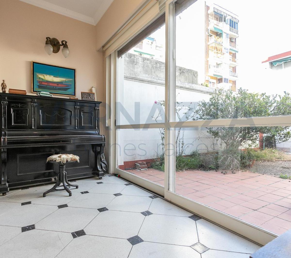 Impecable y Luminosa Casa de Estilo Único en Caballito 3