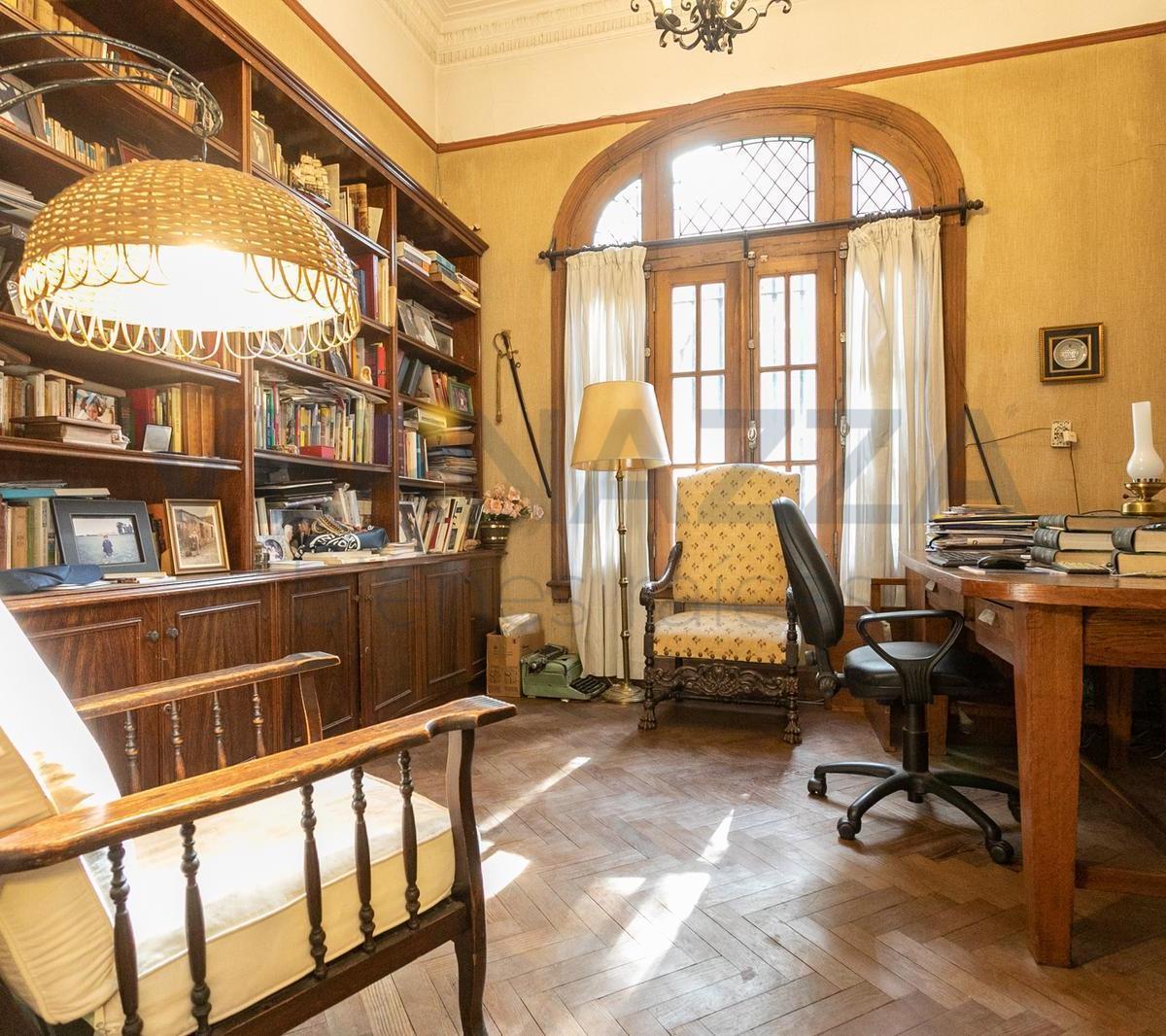 Impecable y Luminosa Casa de Estilo Único en Caballito 2