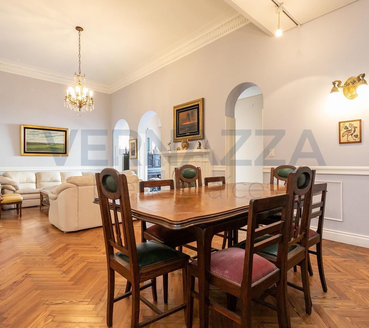 Impecable y Luminosa Casa de Estilo Único en Caballito 2