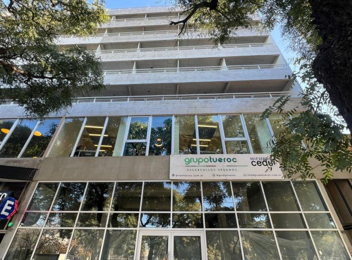 Imponente local comercial apto gastronómico en Parque Patricios. 2