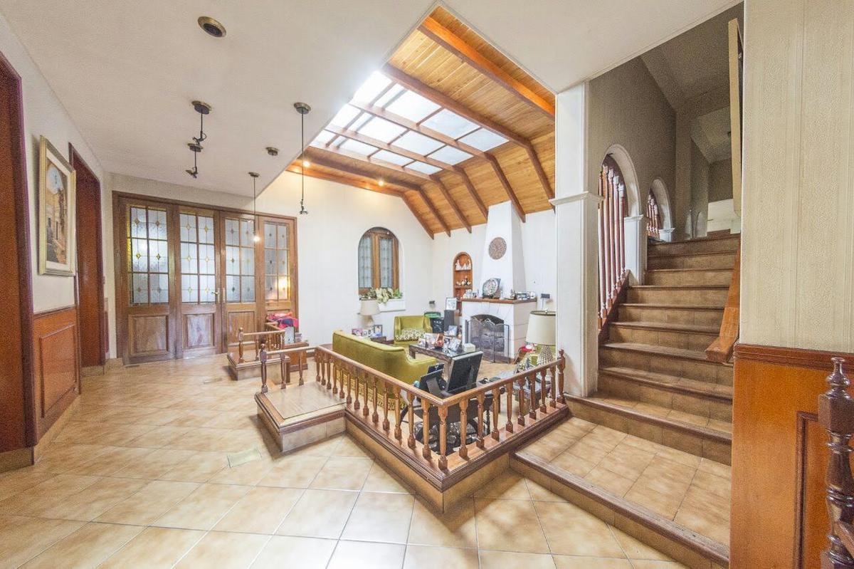 Oportunidad! Hermosa casa de estilo a metros de Av. Alberdi con jardín y parrilla