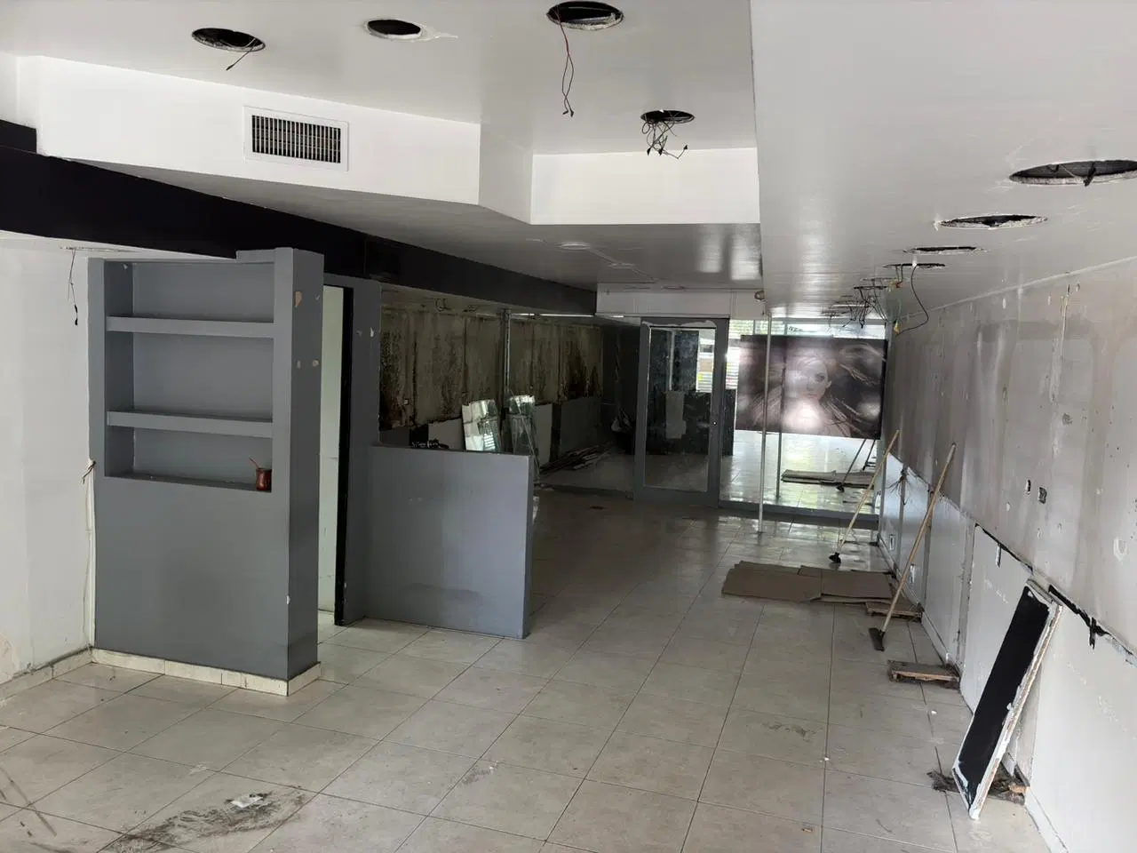 Local comercial sobre Av. Rivadavia, Primera Junta 2