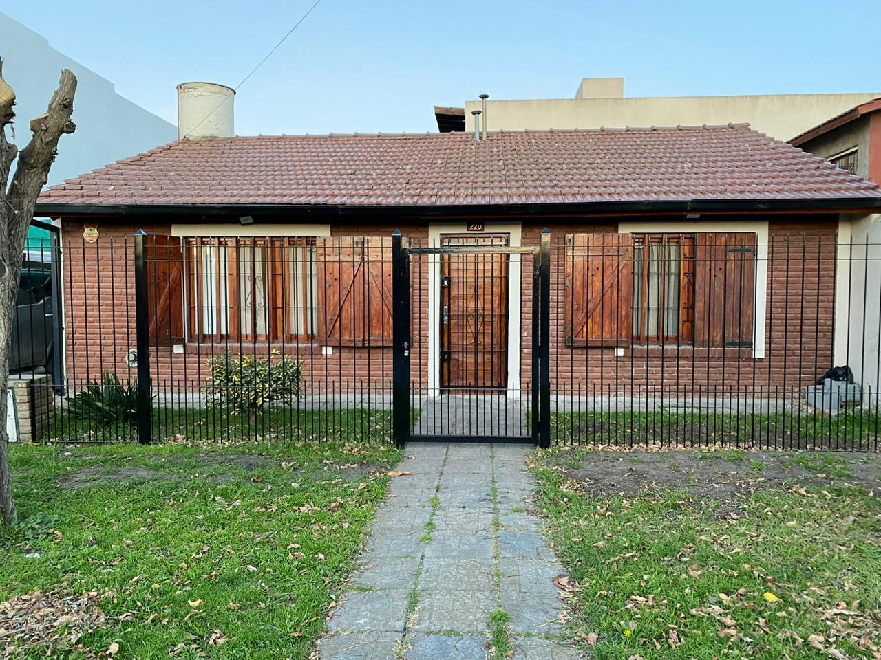 CASA EN PH 3 AMBIENTES CON COCHERA Y PATIO