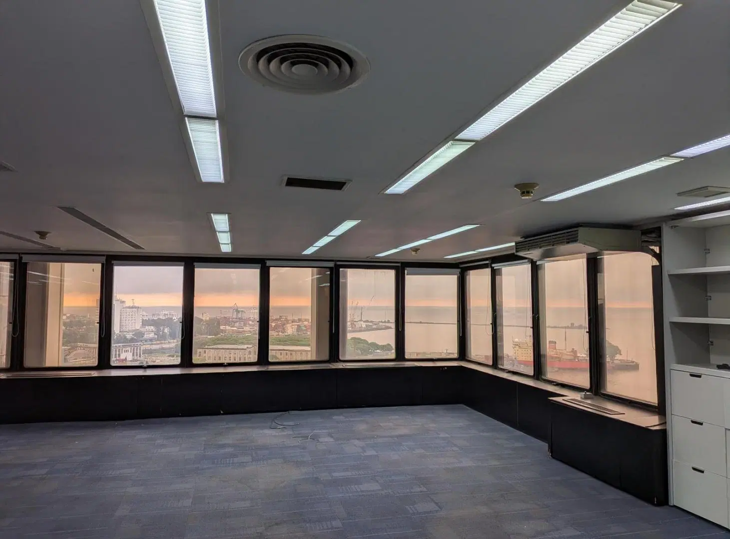Oficina en excelente estado - Av. Madero 1020 - Catalinas 8