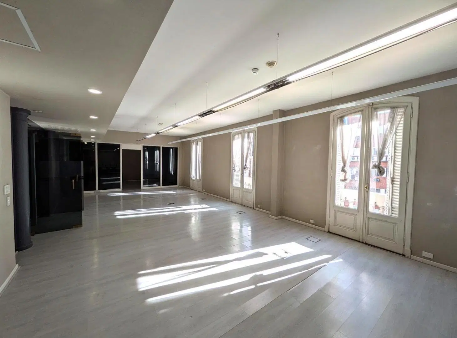 Impecable Edificio de Oficinas en Block Estilo Francés 8