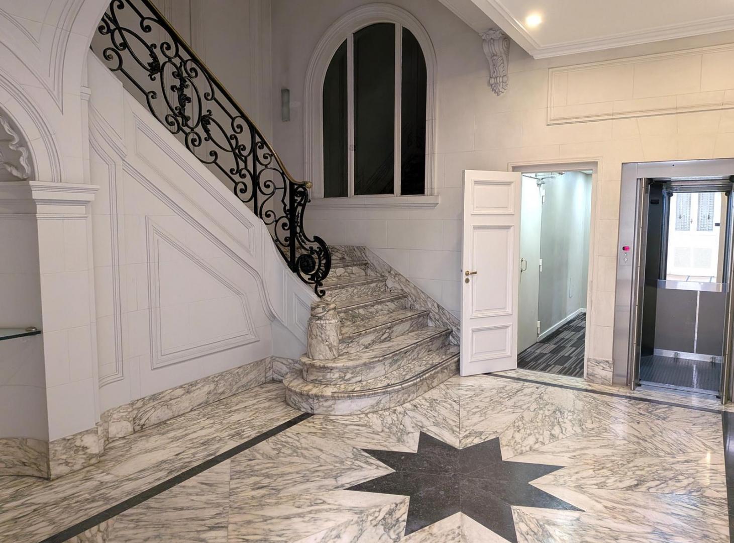 Foto de Impecable Edificio de Oficinas en Block Estilo Francés, imagen 1