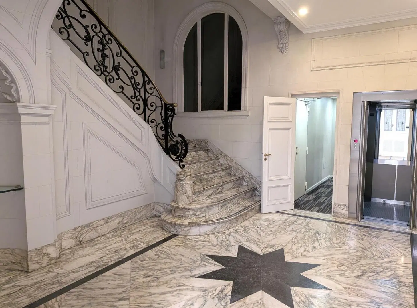 Impecable Edificio de Oficinas en Block Estilo Francés 1