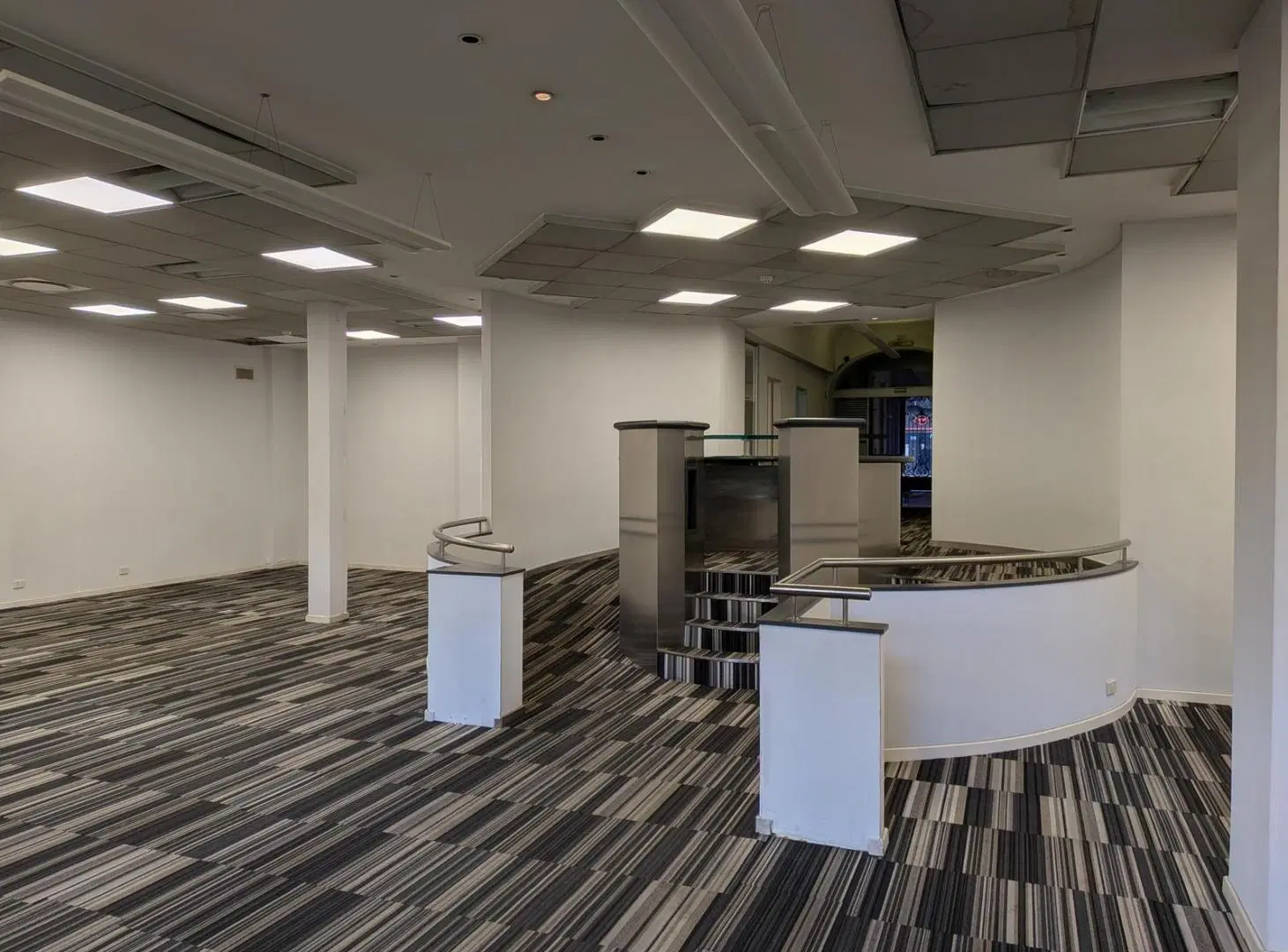 Impecable Edificio de Oficinas en Block Estilo Francés 2
