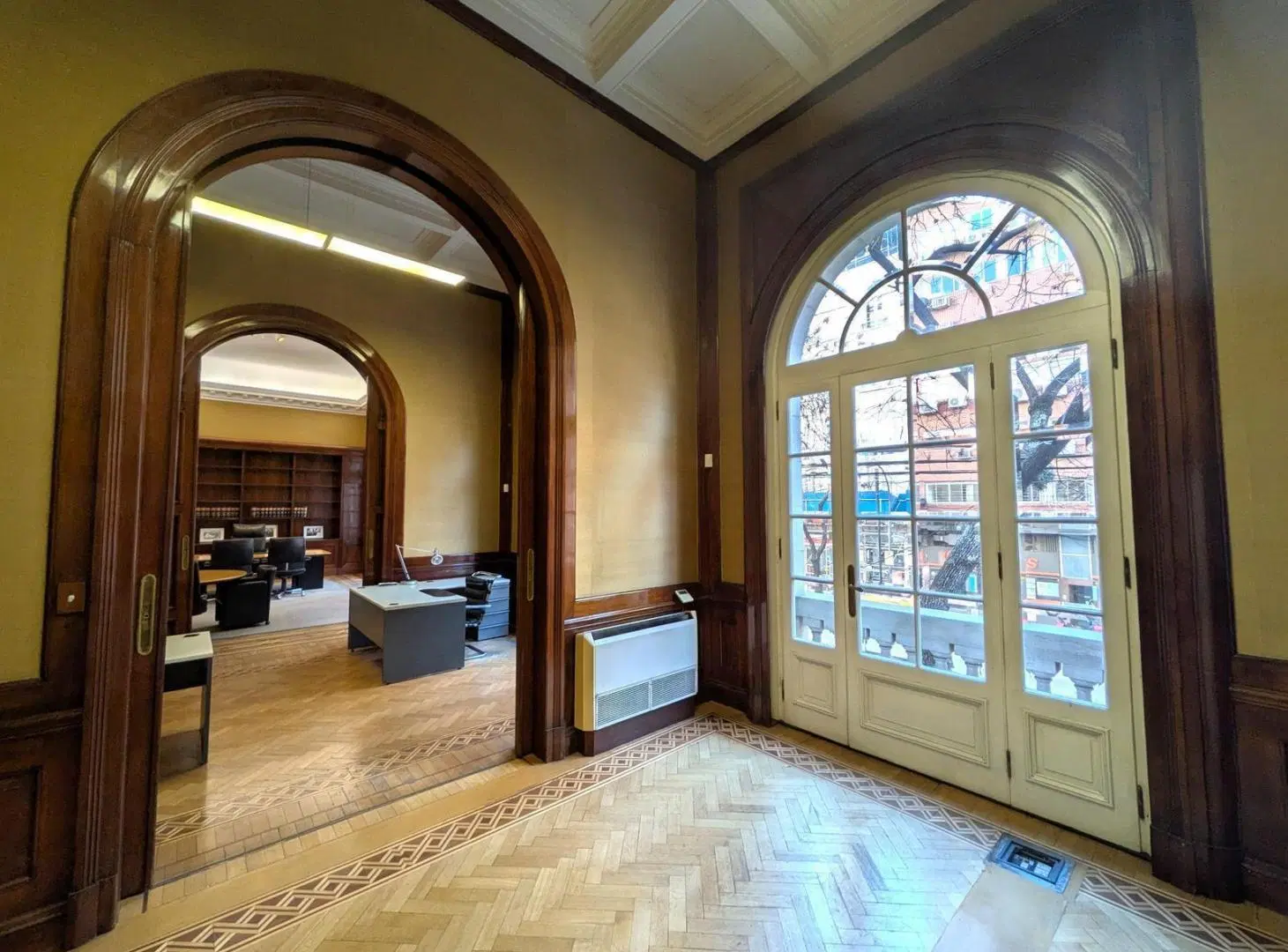 Impecable Edificio de Oficinas en Block Estilo Francés 5