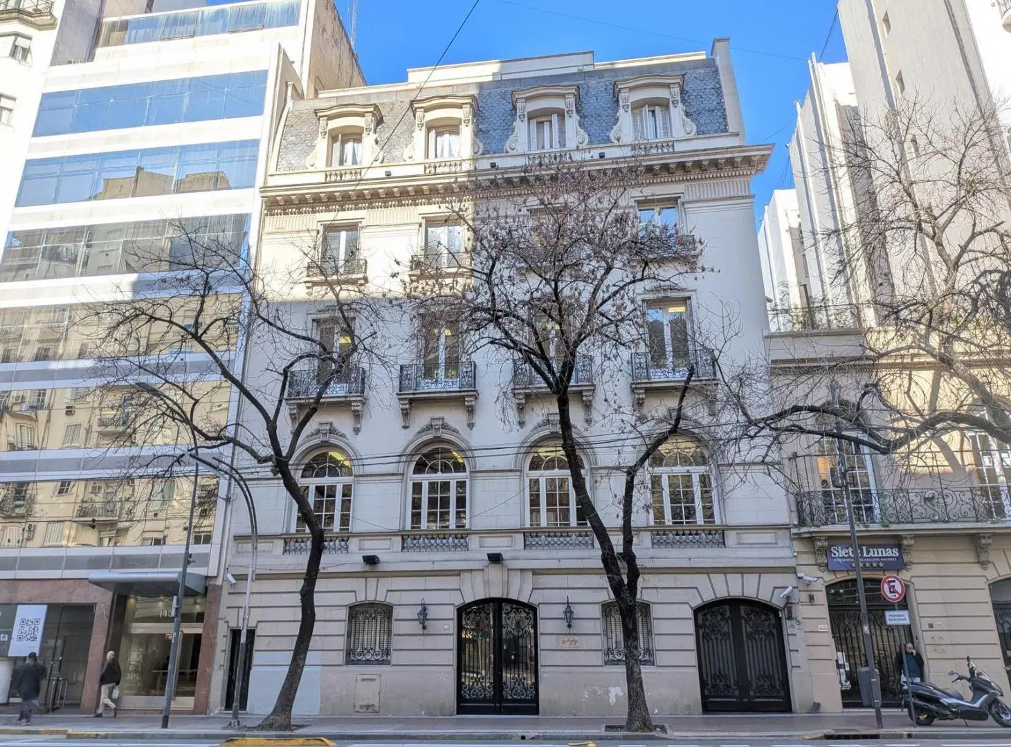 Impecable Edificio de Oficinas en Block Estilo Francés 8