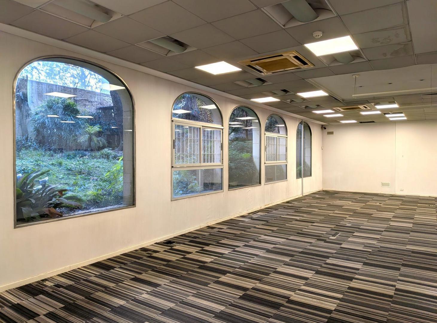 Foto de Impecable Edificio de Oficinas en Block Estilo Francés, imagen 1