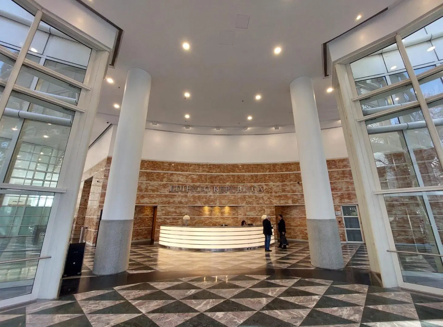 Excelentes oficinas en alquiler - Torre República 1