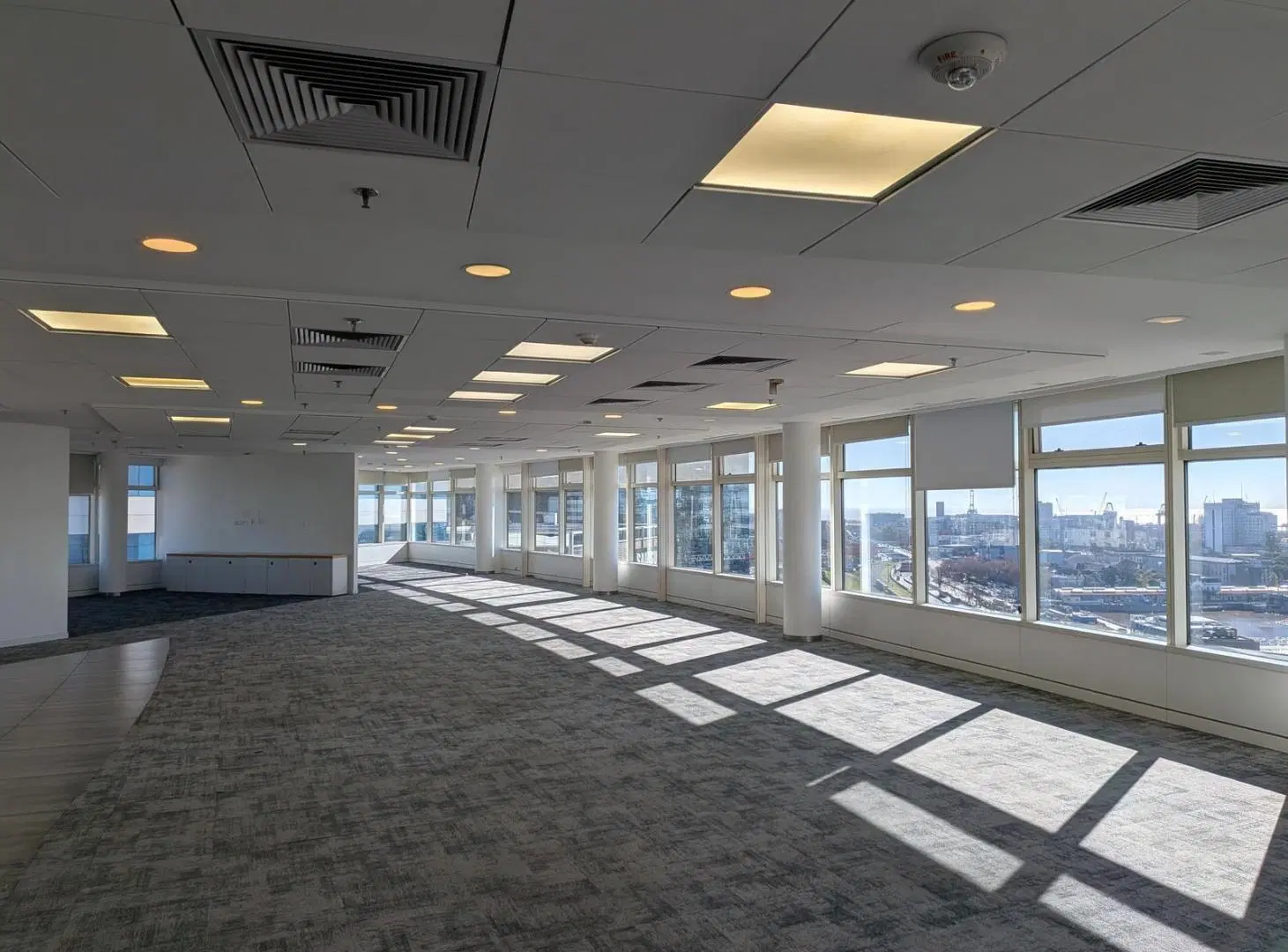 Excelentes oficinas en alquiler - Torre República 8
