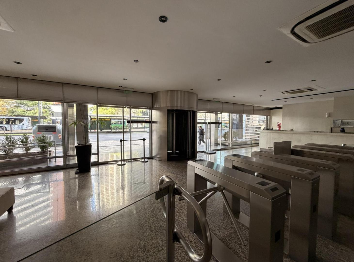 Foto de Oficina en Alquiler - Con muebles - Catalinas, imagen 2