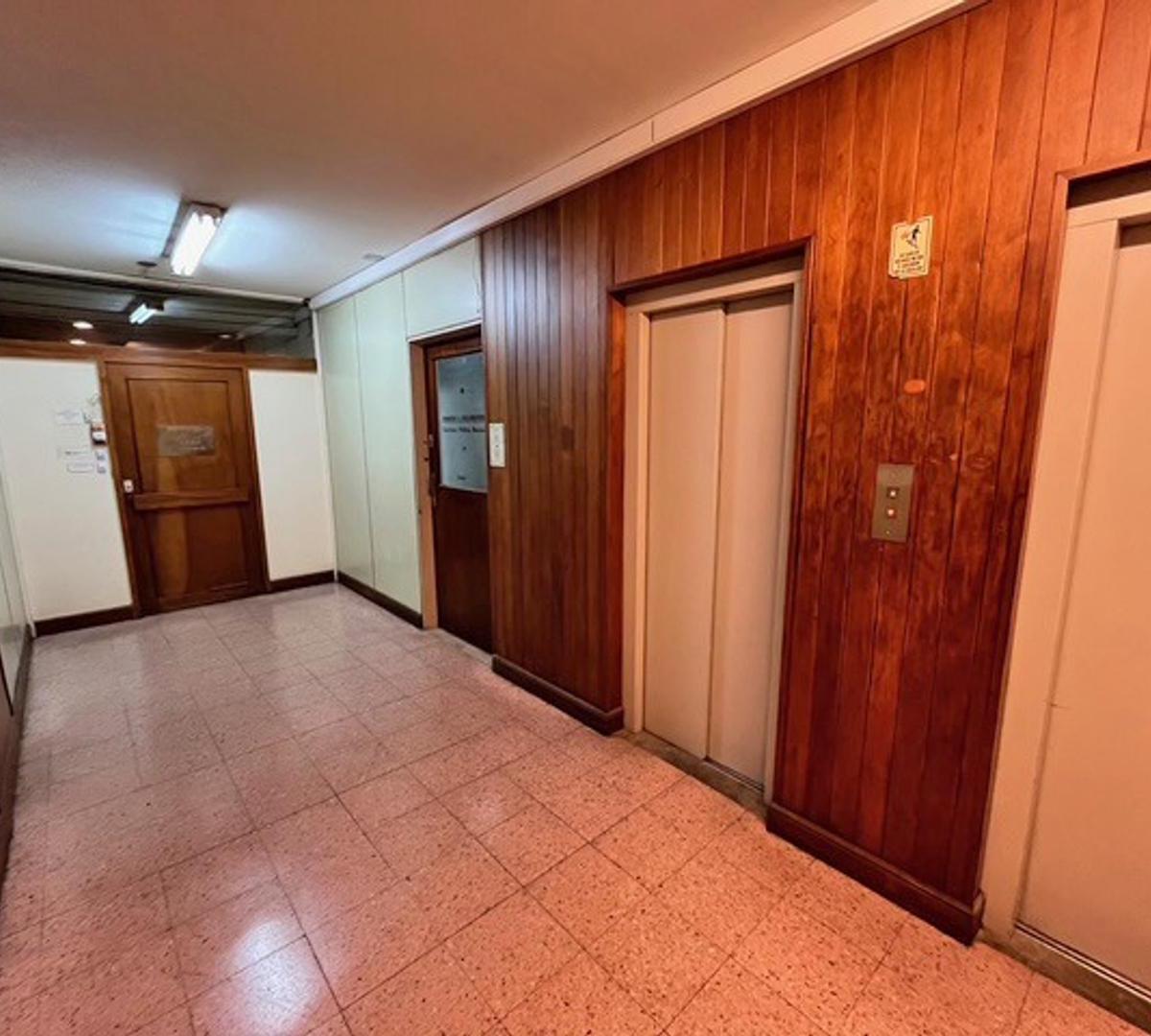 Oficina con Amplia Recepción y 6 Despachos en Monserrat 4