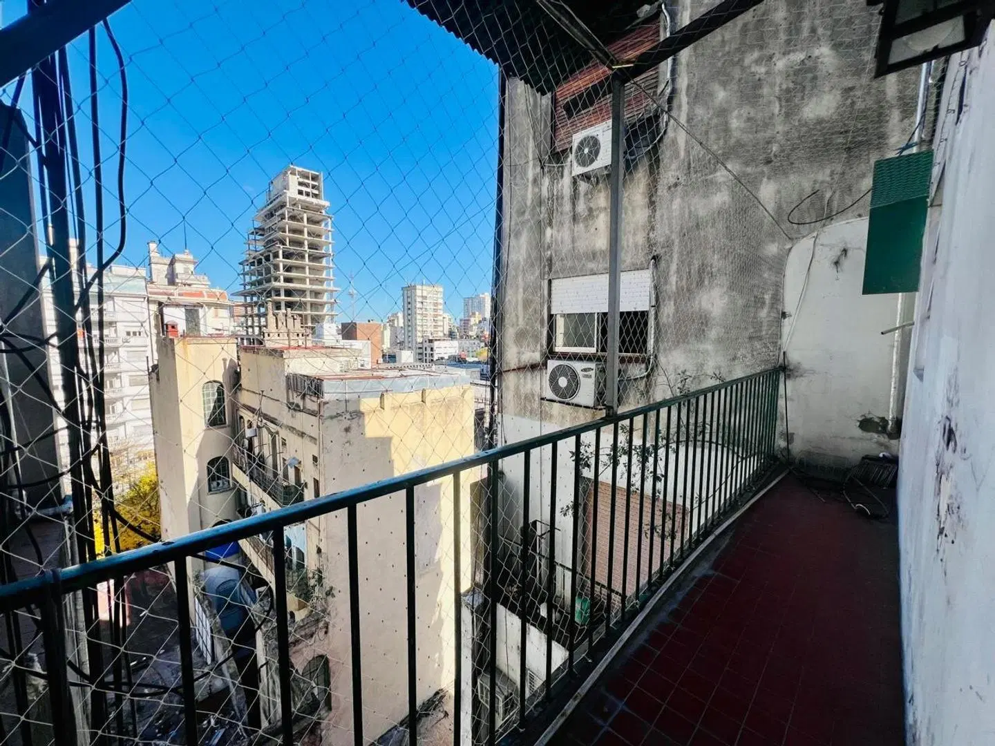 Monoambiente en piso alto, muy luminoso p/RECICLAR 1