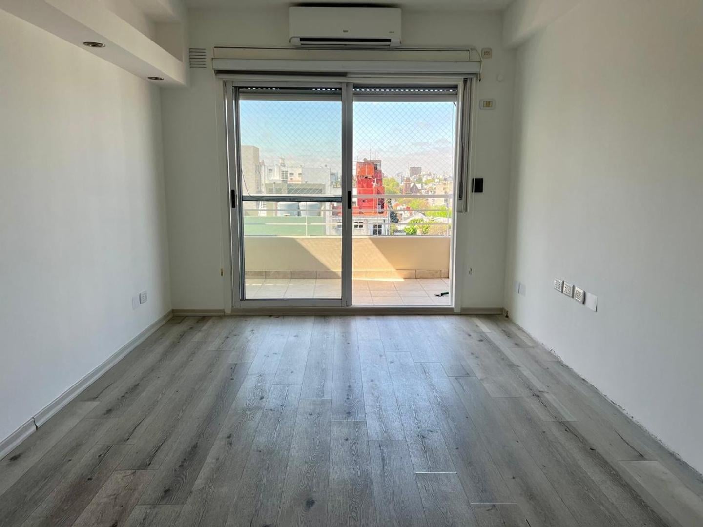 Foto de Departamento con balcon vista abierta, imagen 1
