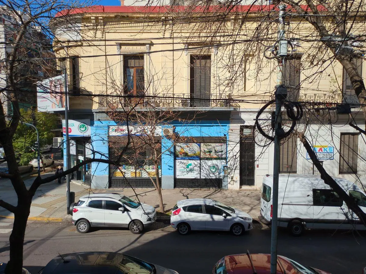 Oficina 24 metros al frente 1 cuadra Subte 4