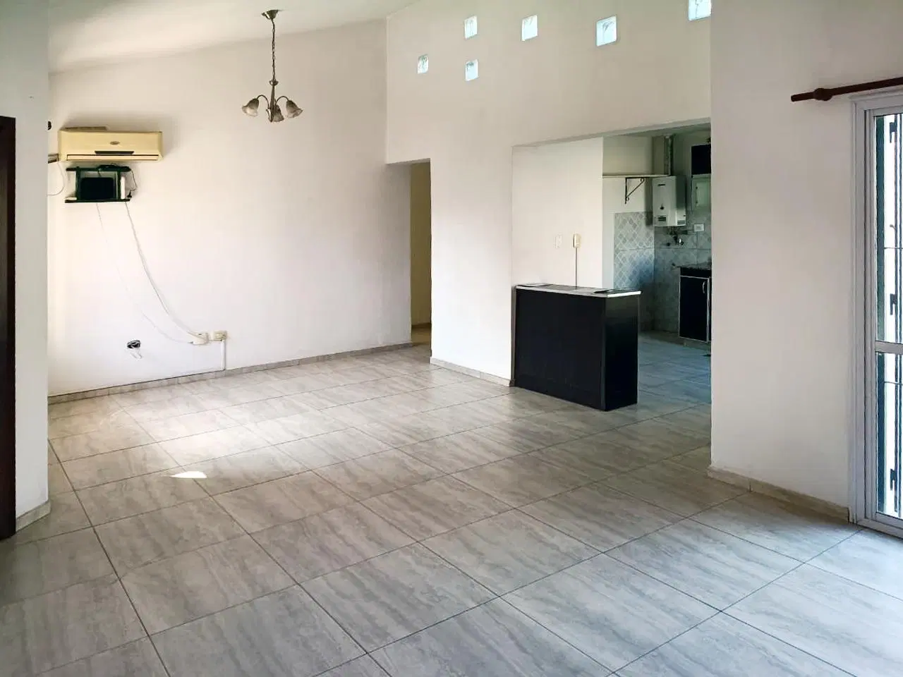 Casa en alquiler 2 dormitorios, cochera y amplio jardín 5