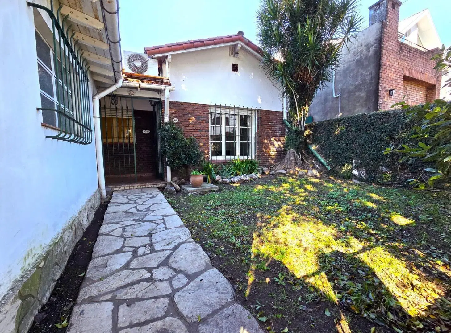 Florida - Sólida Casa en 1 Planta sobre Lote de 8.66 x 30 5