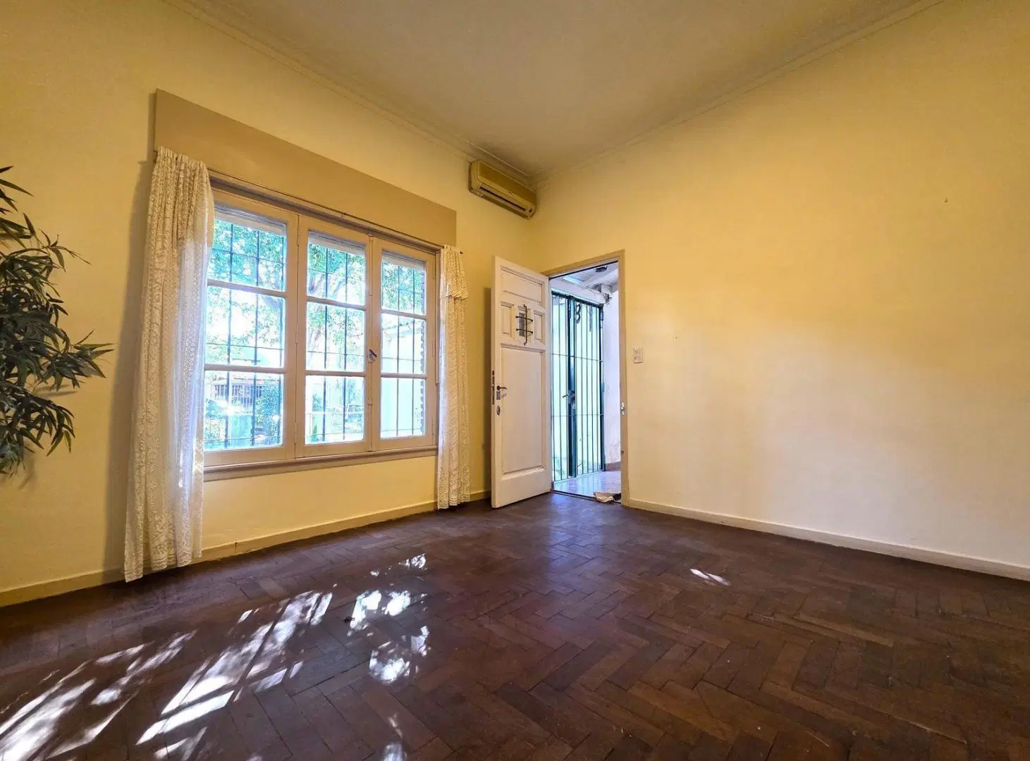 Florida - Sólida Casa en 1 Planta sobre Lote de 8.66 x 30 2