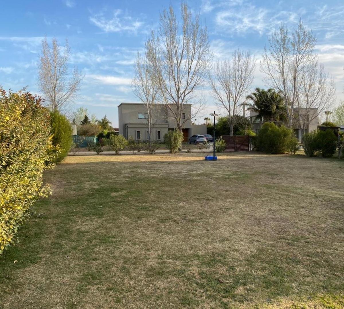 GRAN TERRENO EN VENTA EN BARRIO PRIVADO PUERTO ROLDAN