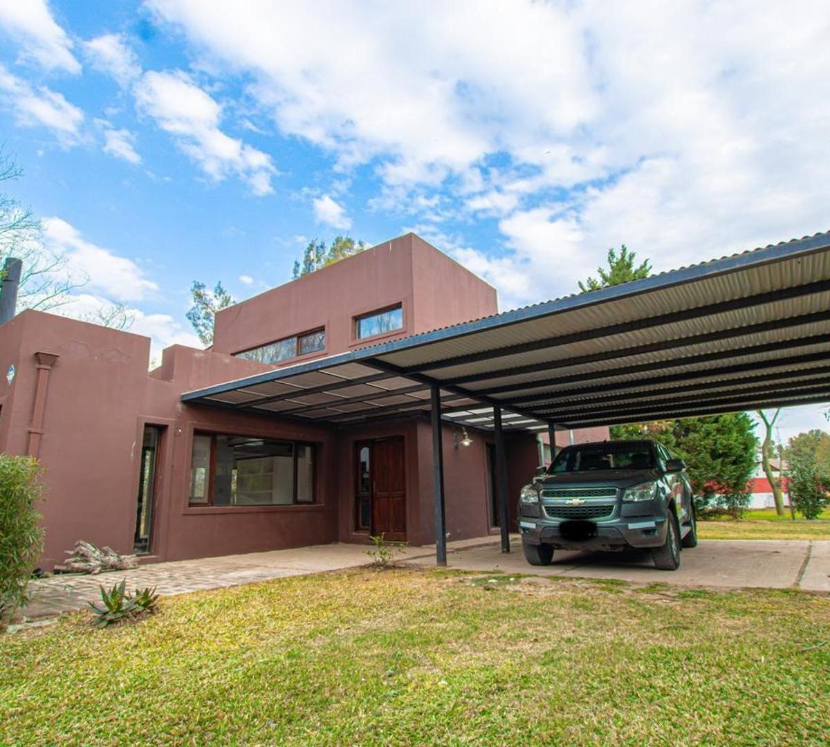 GRAN CASA DE ESTILO CAMPESTRE EN VENTA EN LOS RAIGALES