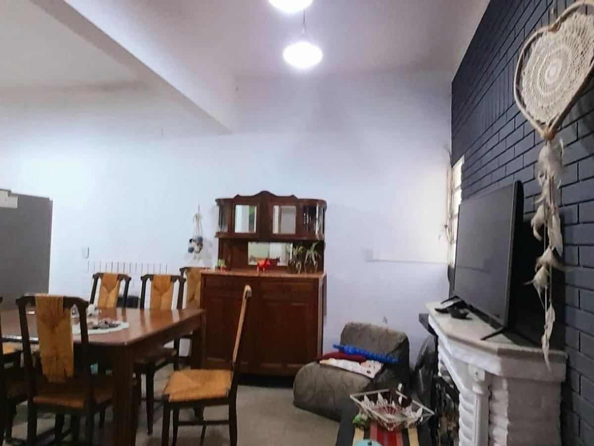 VENTA CASA AL FRENTE 2 DORMITORIOS ZONA SUR