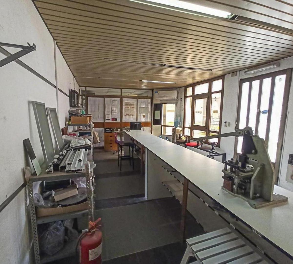 En Venta Galpon Parabolico con Cocheras Excelente Ubicacion 1