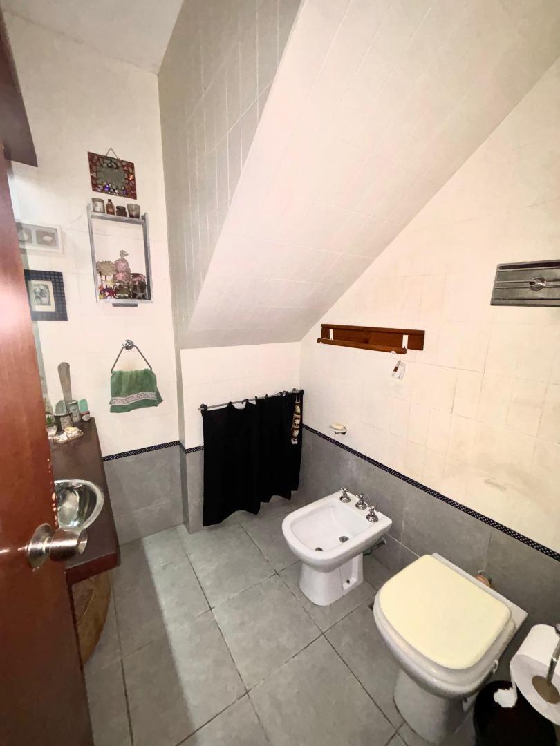Casa Amplia en Venta 4 Dorm. Barrio La Florida 2