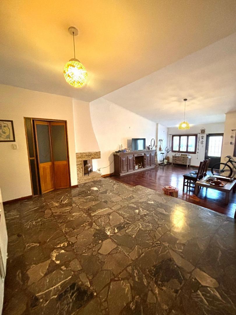 Casa Amplia en Venta 4 Dorm. Barrio La Florida 5