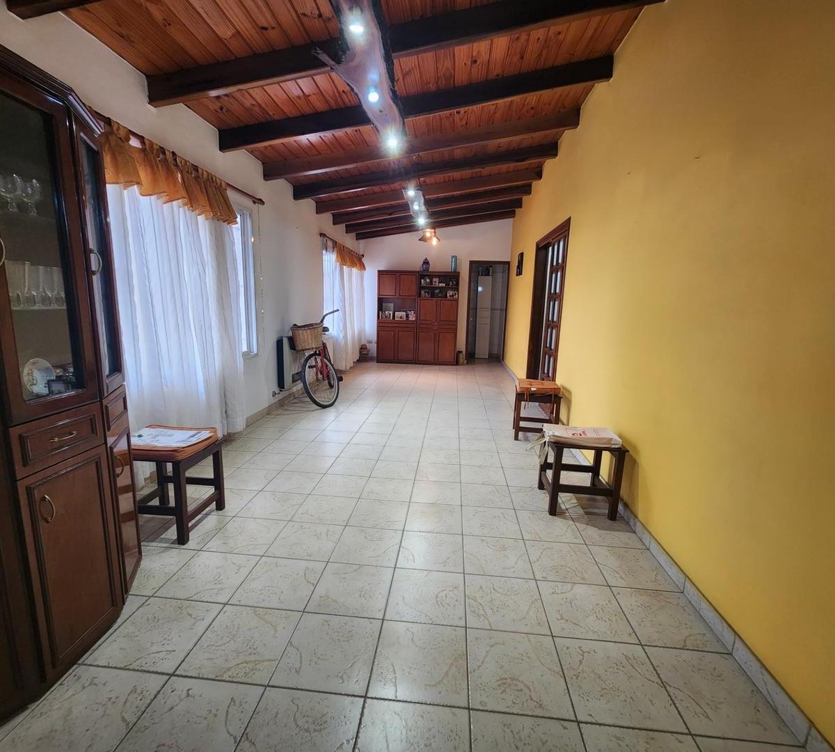 Casa de 4 Dorm. en Barrio Paraíso 3