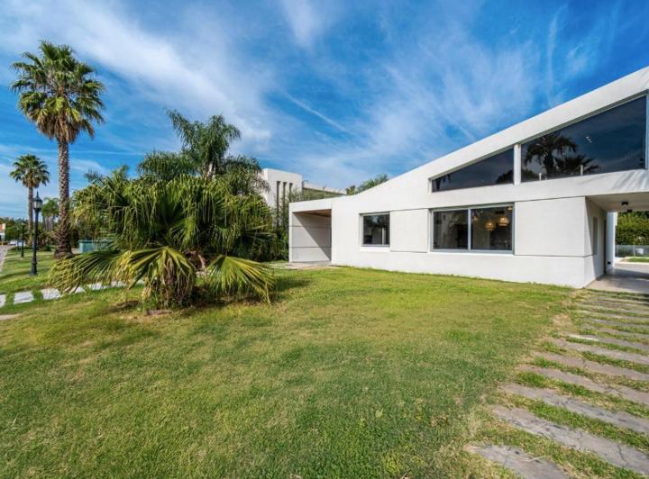 VENTA/PERMUTA - CASA MIRAFLORES 3 dormitorios - Pileta 3