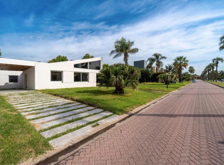 VENTA/PERMUTA - CASA MIRAFLORES 3 dormitorios - Pileta 2
