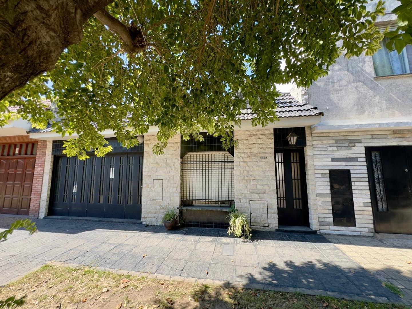 VENTA CASA 3 DORMITORIOS PATIO COCHERA Y PISCINA ZONA SUR