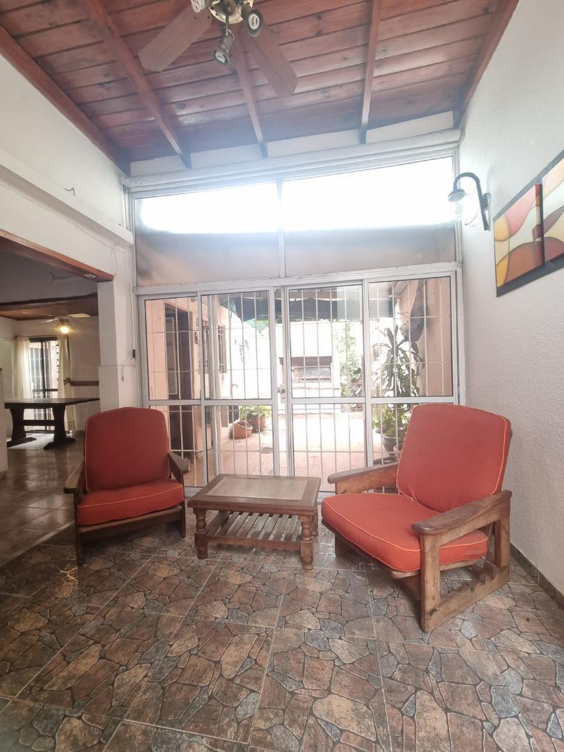CASA DE PASILLO 1 DORMITORIO CON PATIO Y PARRILLERO