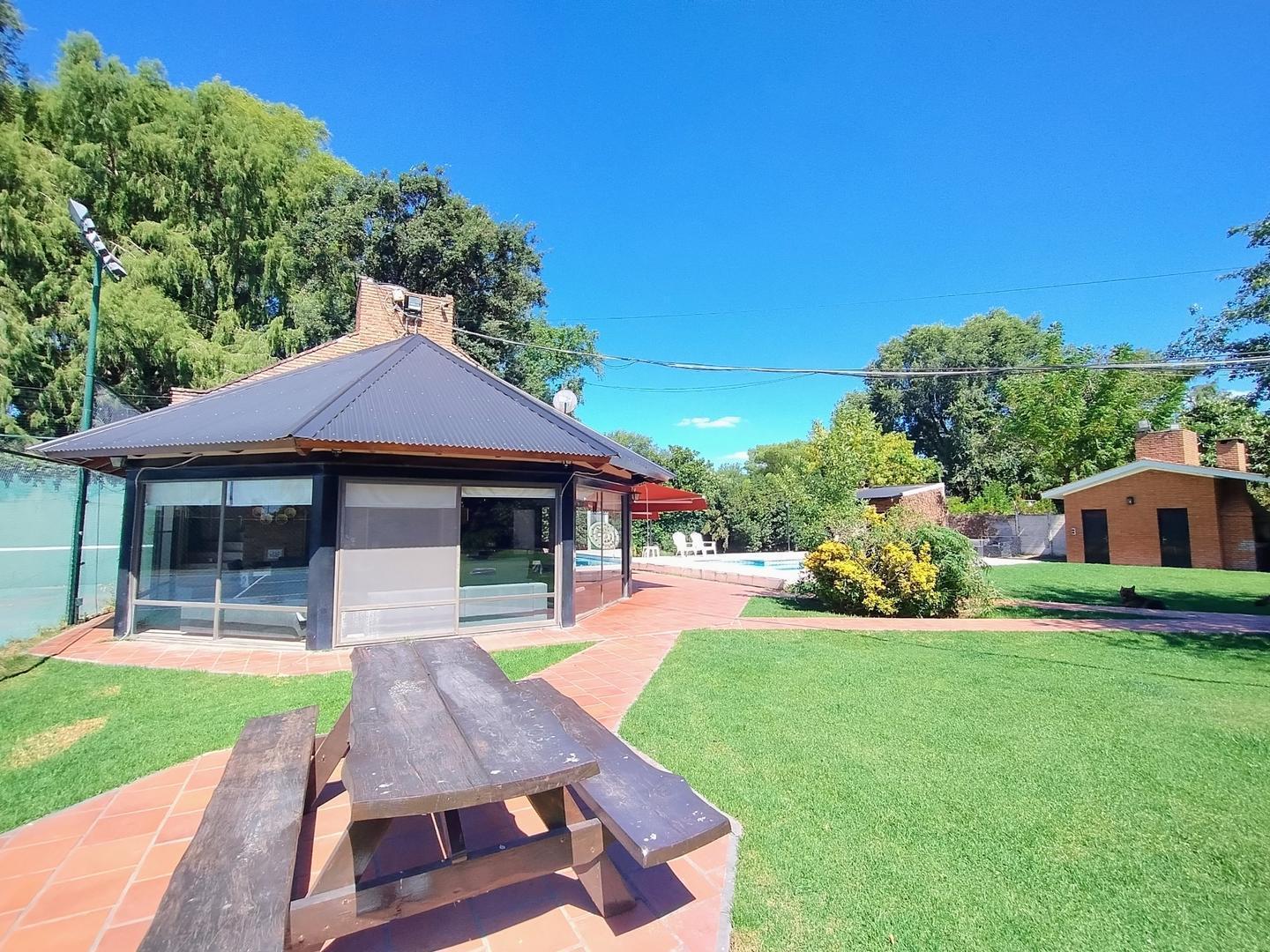 SE VENDE CASA CON GRAN TERRENO, QUINCHO Y PILETA - ROLDÁN