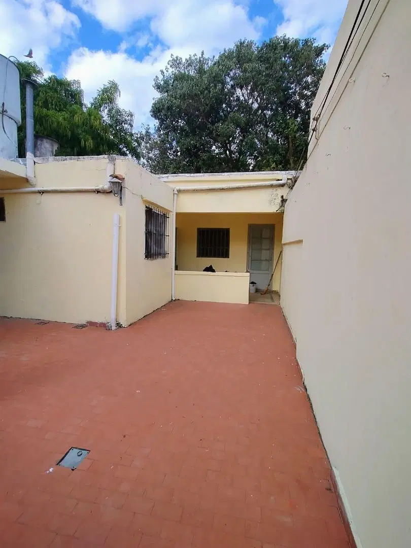 SE VENDE CASA INTERNA CON AMPLIO TERRENO EN BARRIO MATHEU 2