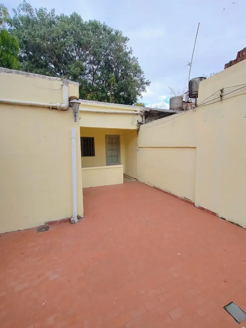 SE VENDE CASA INTERNA CON AMPLIO TERRENO EN BARRIO MATHEU 4