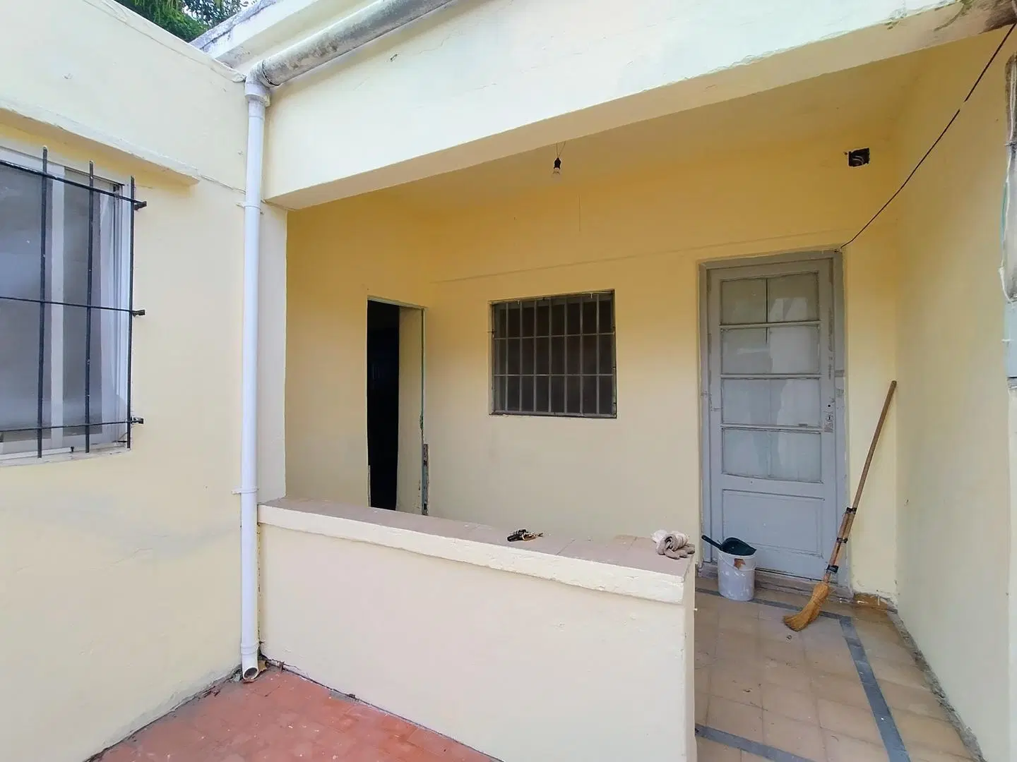 SE VENDE CASA INTERNA CON AMPLIO TERRENO EN BARRIO MATHEU 5