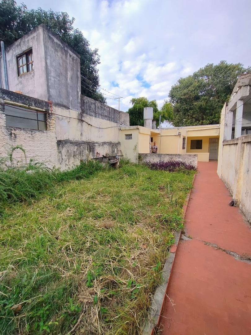 SE VENDE CASA INTERNA CON AMPLIO TERRENO EN BARRIO MATHEU