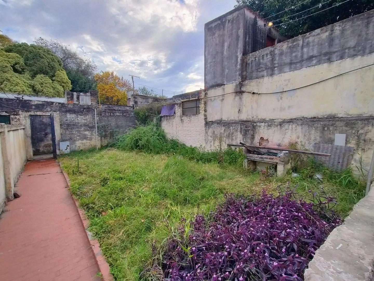 SE VENDE CASA INTERNA CON AMPLIO TERRENO EN BARRIO MATHEU 3