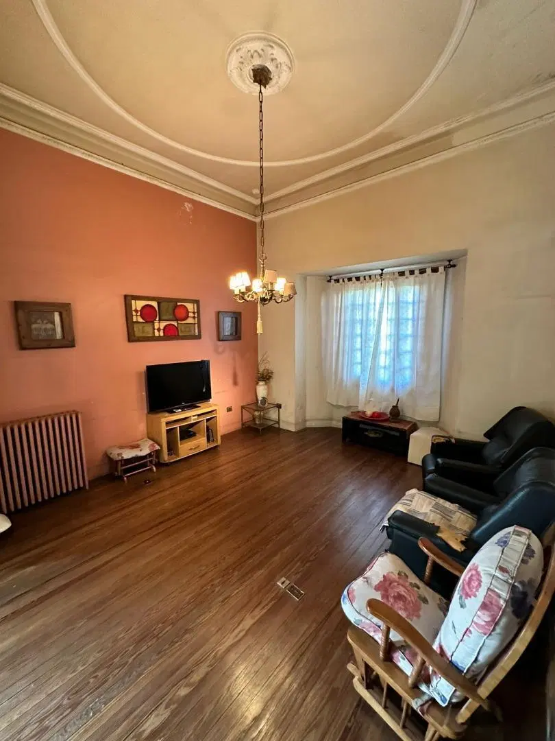 CASA EN VENTA DE ESTILO CON 3 DORMITORIOS COCHERA Y PATIO 3