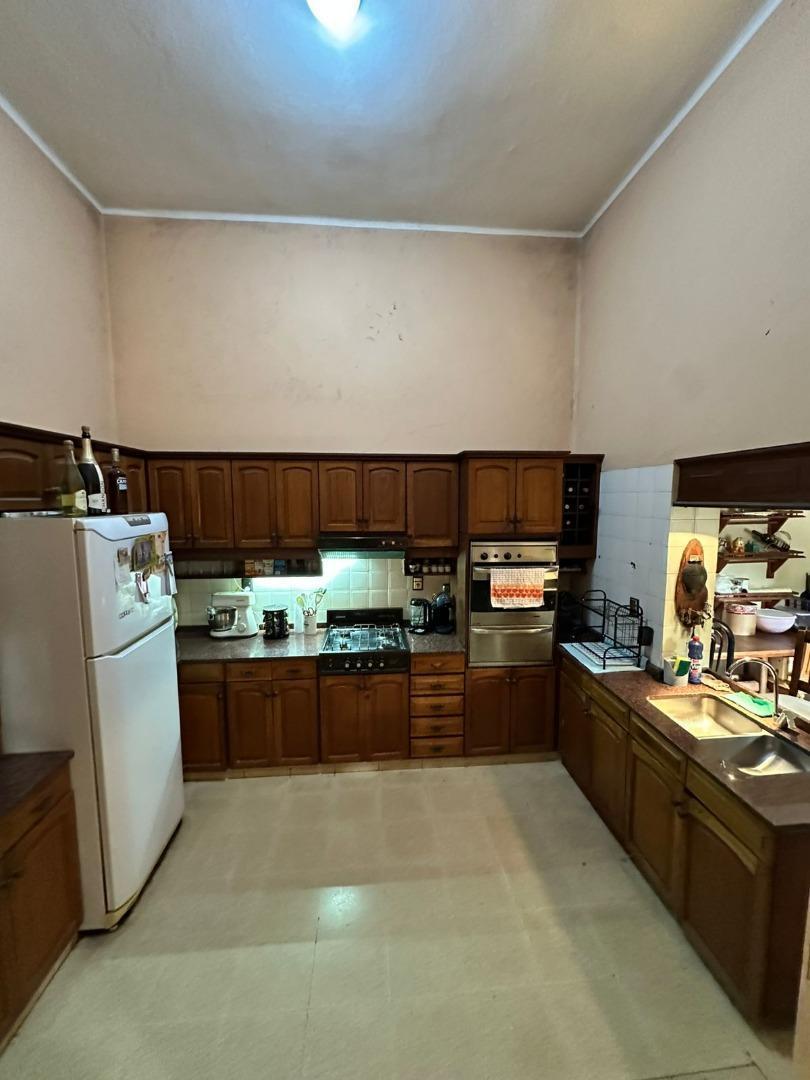 Foto de CASA EN VENTA DE ESTILO CON 3 DORMITORIOS COCHERA Y PATIO, imagen 2