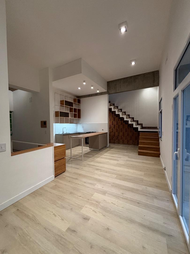 VENTA CASA DE PLANTA ALTA 3 DORMITORIOS AMPLIA TERRAZA