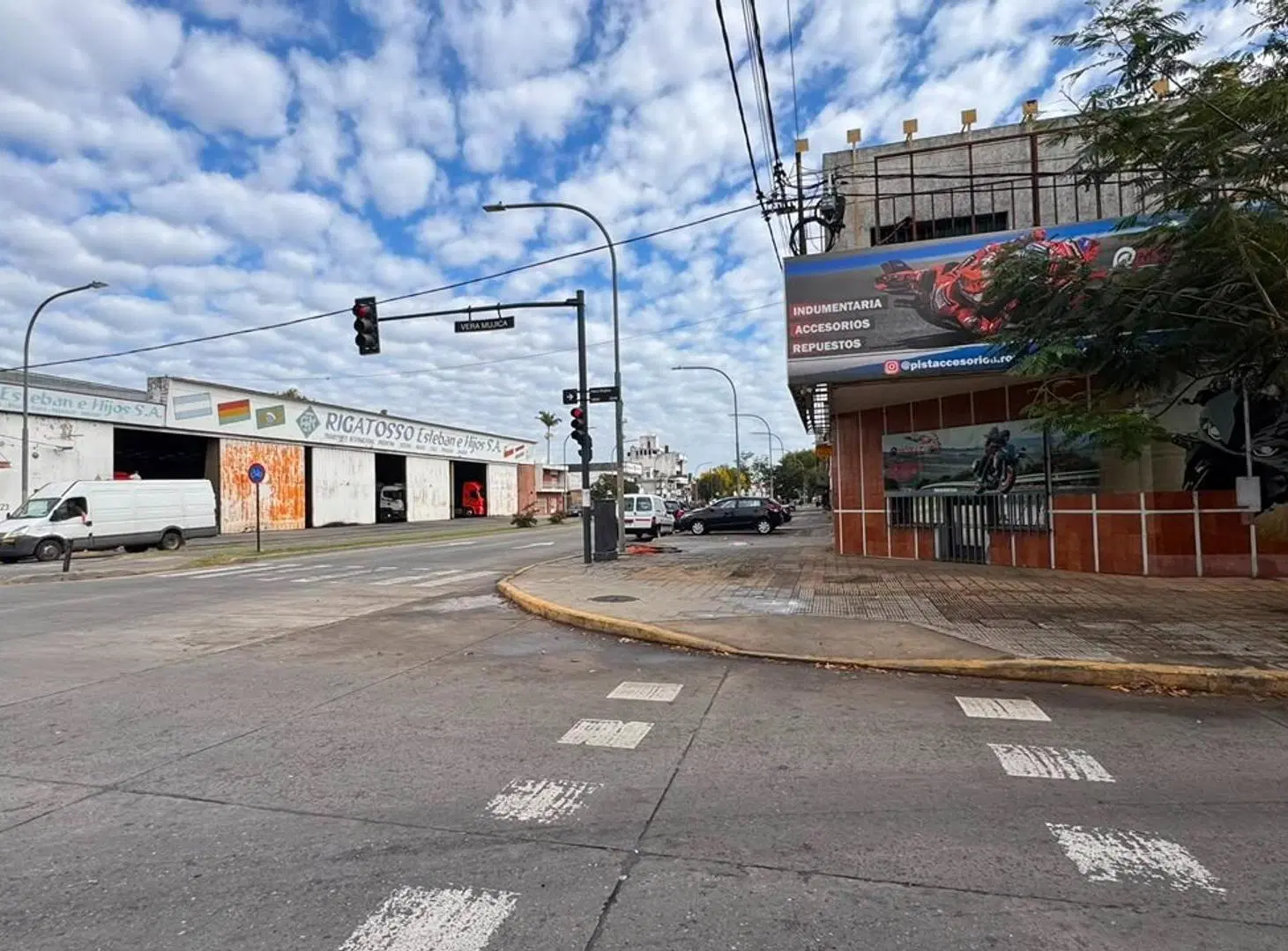 Galpón con local comercial y oficinas en esquina estratégica 2
