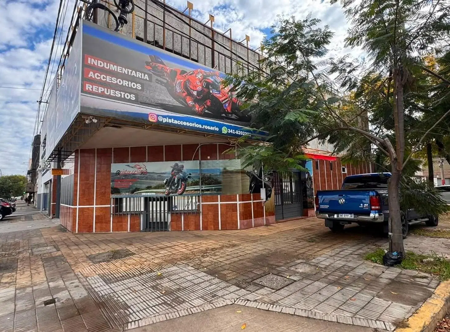 Galpón con local comercial y oficinas en esquina estratégica 5